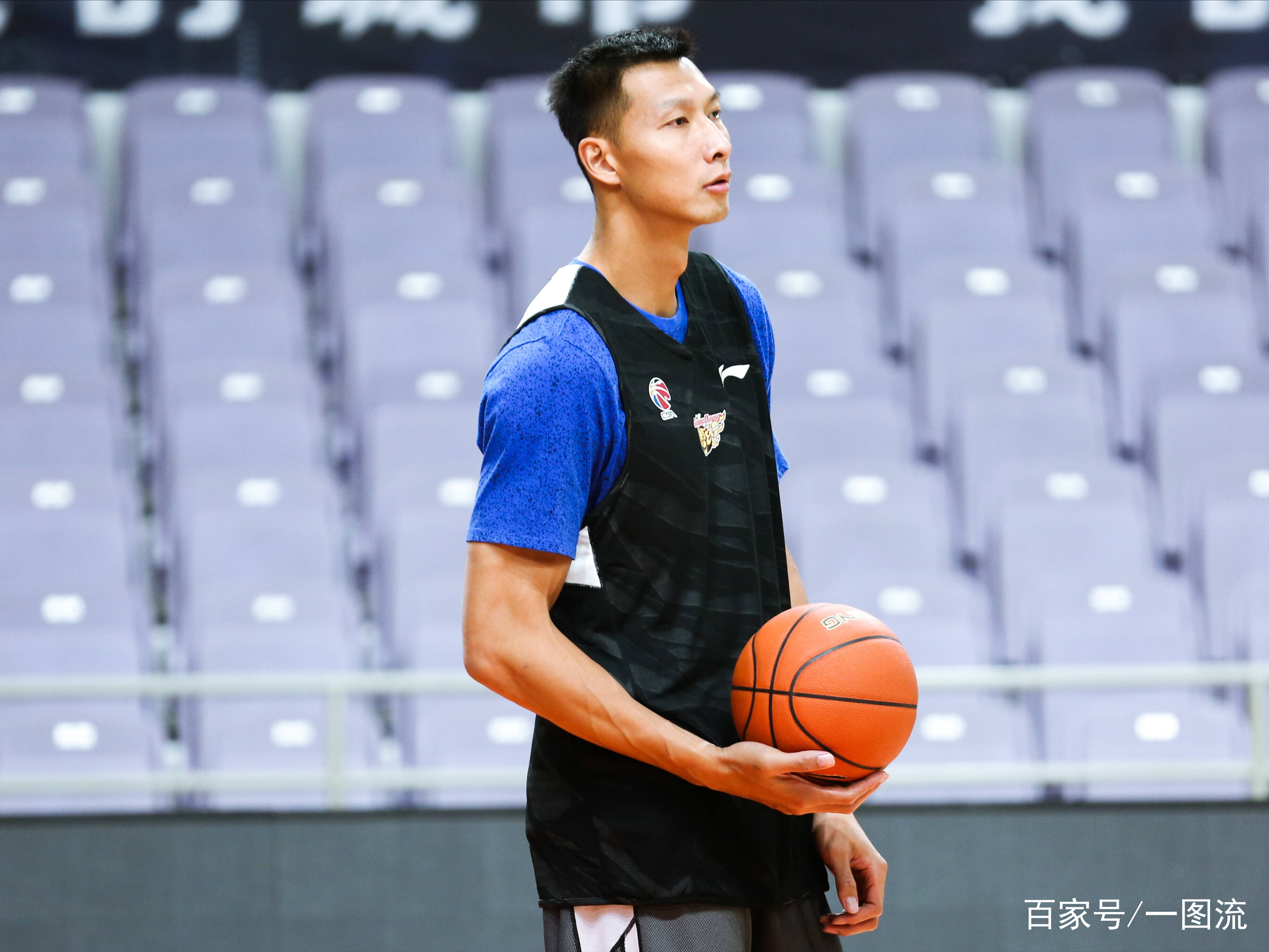 江南体育-易建联在NBA复赛中展现全面实力，荣膺最佳防守球员